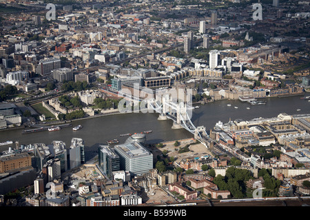 Luftbild Norden östlich der Tower von London Tower Bridge St Katherine s Yacht Haven River Thames City Hall London EC3 E1 SE1 UK Stockfoto