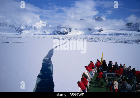 Touristischen Schiff bricht durch Packeis antarktischen Halbinsel Polarregionen Stockfoto