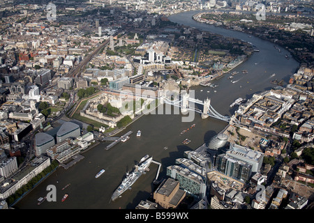 Luftbild Ost The Tower von London Tower Pier River Thames Tower Bridge Eisenbahnlinie Rathaus Wapping The Borough EC3 E1 UK Stockfoto