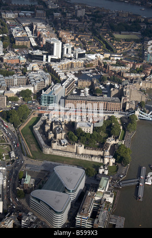 Luftbild südöstlich von The Tower von London Tower Pier Fluss Thames Tower Bridge Ansatz St Katherine s Yacht Haven EC3 E1 UK Stockfoto