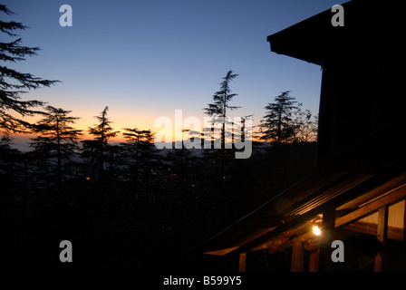 Ein Abend Sonnenuntergang zu sehen, aus einem Haus in den Hügeln in Simla, ein Hügel-Station in Himachal Pradesh, Indien, Asien Stockfoto