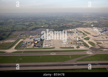 Luftbild Norden westlich von London Gatwick Airport Start-und Landebahnen Flugzeuge Land Felder Crawley West Sussex RH6 England UK Stockfoto