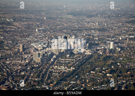 Luftbild Nord-westlich von Croydon Stadtzentrum Hochhäusern der Croydon Flyover Vorstadt beherbergt Eisenbahnlinie größere London CR0 UK Stockfoto