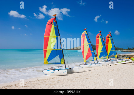 Bunte Segelboote auf Jolly Beach, Antigua, Leeward-Inseln, West Indies, Karibik, Mittelamerika Stockfoto