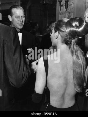 Prinz Philip besucht die Premiere von dem Film The Agony And The Ecstasy Darsteller Charlton Heston Harry Andrews bei Astoria Charing Cross Road Stockfoto