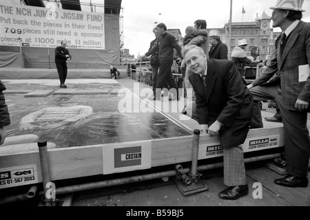 Ross McWhirter bei NCH giant Jig sah Kampagne auf dem Trafalgar Square März 1975 75-1709-006 Stockfoto