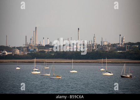 Fawley Öl-Raffinerie und Erdgas Terminal und Depot Lagertanks in der Nähe von Hythe mit Segelbooten auf Southampton Water England Stockfoto