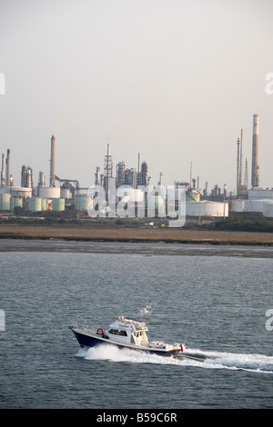 Fawley Öl-Raffinerie und Erdgas Terminal und Depot Lagertanks mit Motorboot in der Nähe von Hythe Southampton Wasser England UK Stockfoto