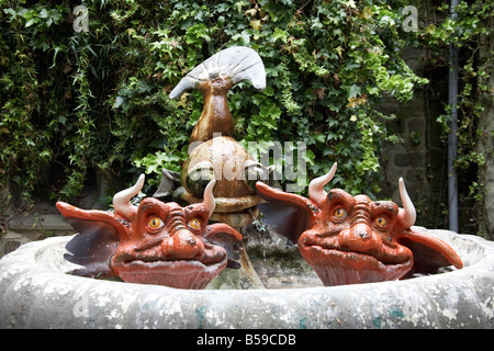 Seltsame Kreatur Brunnen Modelle in Blackgang Chine Fantasy Park Isle Of Wight England UK Familie und Kinder Besucher Regionalabdeckung Stockfoto