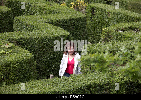 Frau verloren im Irrgarten in Blackgang Chine Fantasy Park Isle Of Wight England UK Familie und Kinder Besucherattraktion Stockfoto