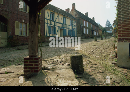 Gepflasterten Straßen und bunten Fachwerkhaus Gerberoy Oise Picardie Frankreich Europa Stockfoto