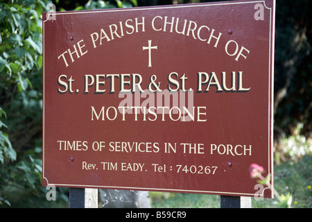 Melden Sie außen Pfarrkirche St. Peter und St. Paul an einem Sommerabend in Mottistone Dorf Isle Of Wight, England UK Stockfoto