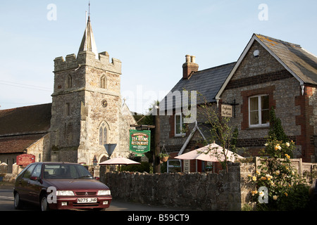Brightstone Teestuben und Kirche an einem Sommertag am Abend Isle Of Wight, England UK Stockfoto