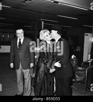 Zsa Zsa Gabor. Ungarisch-US-amerikanische Schauspielerin und Socialite. Zsa Zsa Gabor und ihr neuer Ehemann Erfinder Jack Ryan kam am Flughafen Heathrow aus Tokio. April 1975 75-1956-001 Stockfoto