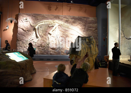 Menschen in Dinosaur Isle Besucher touristische Attraktion Ausstellung Sandown Isle Of Wight England UK Stockfoto