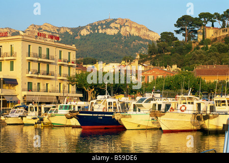 Blick über Hafen am Abend, Cassis, Bouches-du-Rhône, Cote d ' Azur, Provence, Frankreich, Mittelmeer, Europa Stockfoto