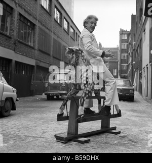 Ringer Jackie Pallo posiert mit einem Schaukelpferd. &#13; &#10; Februar 1975 &#13; &#10; 75-01087-002 Stockfoto