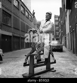 Ringer Jackie Pallo posiert mit einem Schaukelpferd. &#13; &#10; Februar 1975 &#13; &#10; 75-01087-003 Stockfoto