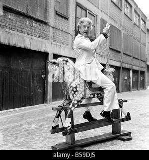 Ringer Jackie Pallo posiert mit einem Schaukelpferd. &#13; &#10; Februar 1975 &#13; &#10; 75-01087-004 Stockfoto