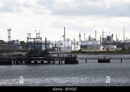 Fawley Raffinerie Ölhafen und Erdgas terminal und Lagertanks Depot in der Nähe von Hythe Southampton Wasser England UK Stockfoto