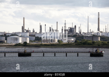 Fawley Raffinerie Ölhafen und Erdgas terminal und Lagertanks Depot in der Nähe von Hythe Southampton Wasser England UK Stockfoto