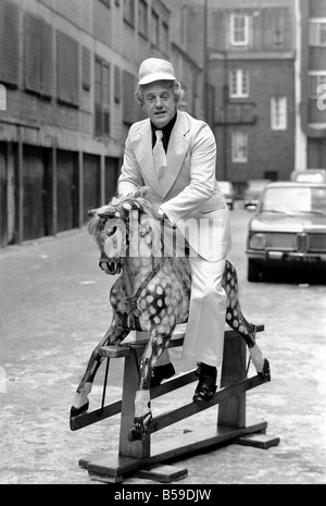 Ringer Jackie Pallo posiert mit einem Schaukelpferd. &#13; &#10; Februar 1975 &#13; &#10; 75-01087-009 Stockfoto