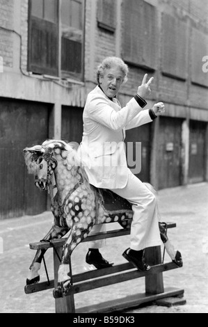 Ringer Jackie Pallo posiert mit einem Schaukelpferd. &#13; &#10; Februar 1975 &#13; &#10; 75-01087-010 Stockfoto