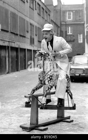 Ringer Jackie Pallo posiert mit einem Schaukelpferd. &#13; &#10; Februar 1975 &#13; &#10; 75-01087-011 Stockfoto