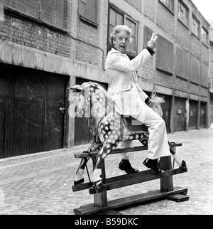 Ringer Jackie Pallo posiert mit einem Schaukelpferd. &#13; &#10; Februar 1975 &#13; &#10; 75-01087 Stockfoto