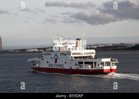 Red Funnel Auto und Fahrzeug Fähre Segeln am Southampton Water im Abendlicht England UK Stockfoto