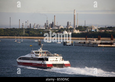 Red Funnel Fähren und Fawley Öl-Raffinerie und Erdgas Terminal und Depot Lagertanks in der Nähe von Hythe Southampton Water England Stockfoto