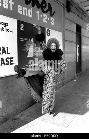 Lorne Lesley trägt einen langen Leopard-Haut-Mantel mit Pelzkragen Modell &#13; &#10; Februar 1975 &#13; &#10; 75-01140-003 Stockfoto