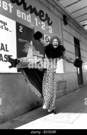 Lorne Lesley trägt einen langen Leopard-Haut-Mantel mit Pelzkragen Modell &#13; &#10; Februar 1975 &#13; &#10; 75-01140-004 Stockfoto