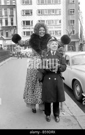 Modell Lorne Lesley trägt einen langen Leopard Hautmantel mit Pelzkragen hinter einem Traffic Warden; Februar 1975; 75-01140-007 Stockfoto