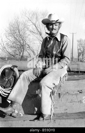 Bauer Bill Frith Appledore, Kent, in Cowboy Kleid und Sporen, mit seinem American Quarter Horse Hengst Jack Bouncer zeigt ihr Tempo bei "schneiden eine Steuern" in den Ring, die speziell auf seiner Farm gebaut. ; Februar 1975; 75-01160-006 Stockfoto