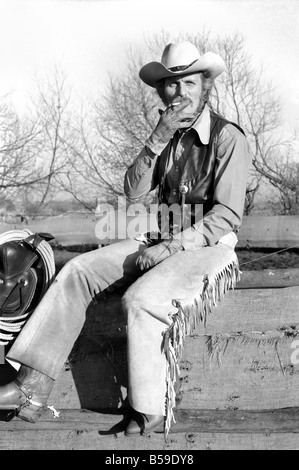 Bauer Bill Frith Appledore, Kent, in Cowboy Kleid und Sporen, mit seinem American Quarter Horse Hengst Jack Bouncer zeigt ihr Tempo bei "schneiden eine Steuern" in den Ring, die speziell auf seiner Farm gebaut. ; Februar 1975; 75-01160-008 Stockfoto