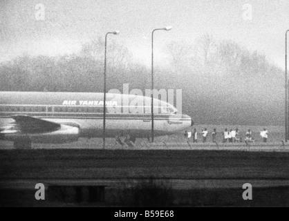 Drei Tage Spannung für Passagiere an Bord eines Air Tanzania 737 endete 28 Februar am Flughafen Stansted in Essex als vier Entführer selbst aufgegeben. Nachdem der letzte ihre Geiseln freigegeben der Terrorist verschickt zwei eigene Kinder mit Waffen, die sie benutzt hatten. Es wurde festgestellt, dass die Entführer gebracht hatte, ihre Frauen und Kinder mit ihnen von Dar Es Salaam, wo der Vorfall am Freitag begann. Der Inlandsflug wurde befohlen, nach Nairobi zu fliegen und von dort aus ging es weiter nach Jeddah und Athen vor kommt zum Stillstand in Stansted am Samstag Stockfoto