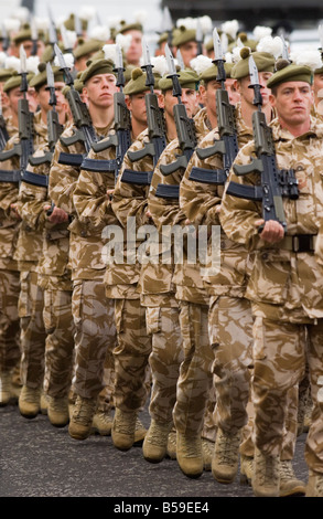 Royal Highland Fusiliers (The Royal Regiment of Scotland) werden durch die Straßen von Ayr Hause aus Afghanistan begrüßt. Stockfoto