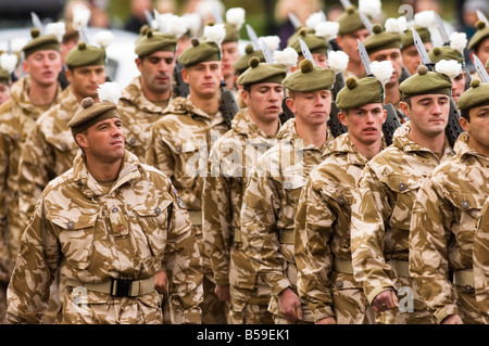 Royal Highland Fusiliers (The Royal Regiment of Scotland) werden durch die Straßen von Ayr Hause aus Afghanistan begrüßt. Stockfoto