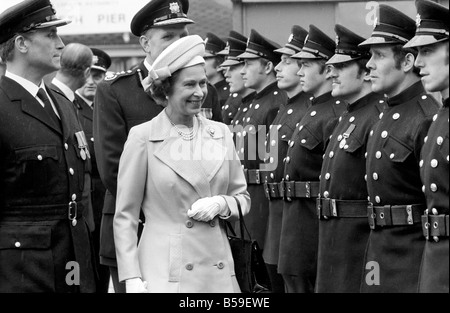 Ihre Majestät Königin Elizabeth II treffen die Rekruten die Londoner Feuerwehr am Lambeth im Rahmen der silbernes Jubiläum feiern. ; Juni 1977; R77-3272 Stockfoto