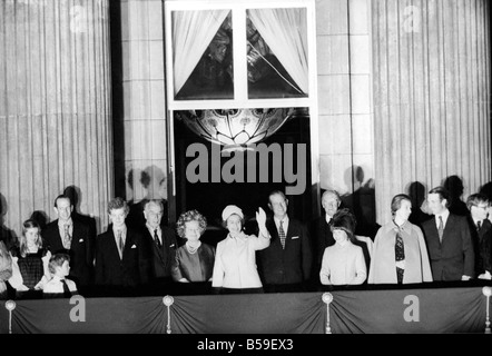 Die königliche Partei auf dem Balkon des Buckingham Palastes für silbernes Jubiläum feiern. Ihre Majestät Königin Elizabeth II und Prinz Philip, Duke of Edinburgh winkt der Menge mit anderen Mitgliedern der königlichen Familie. ; Juni 1977; R77-3281-005 Stockfoto