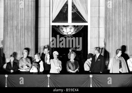 Die königliche Partei auf dem Balkon des Buckingham Palastes für silbernes Jubiläum feiern. Ihre Majestät Königin Elizabeth II und Prinz Philip, Duke of Edinburgh winkt der Menge mit anderen Mitgliedern der königlichen Familie. ; Juni 1977; R77-3281 Stockfoto