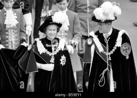 Ihre Majestät Königin Elizabeth II von Prinz Philip, Duke of Edinburgh während der Bestellung der feierlichen Strumpfband begleitet. ; Juni 1977; R77-3339 Stockfoto