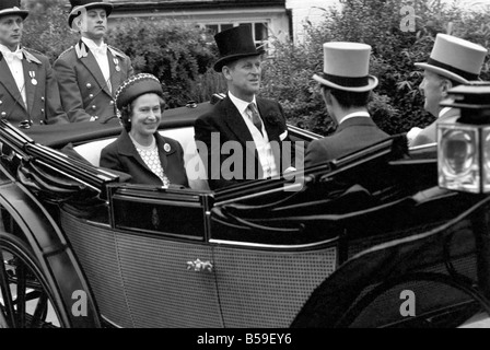 Ihre Majestät Königin Elizabeth II für eine Zeremonie inhorse Pferdekutsche mit ihrem Ehemann Prinz Philip, Duke of Edinburgh ankommen. ; Juni 1977; R77-3355 Stockfoto