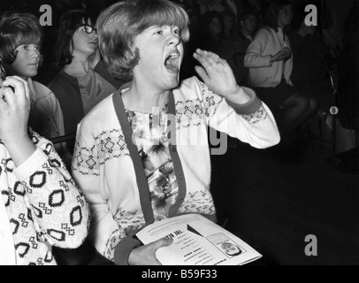 Kreischenden Mädchen Fans begrüßen die Beatles gestern Abend auf ihren Auftritt in Leicester. Verkauften Nacht Mitteilungen wurden für zwei conce Stockfoto