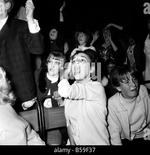 Kreischenden Mädchen Fans begrüßen die Beatles gestern Abend auf ihren Auftritt in Leicester. Verkauften Nacht Mitteilungen wurden für zwei conce Stockfoto