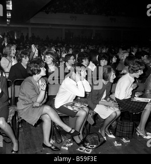 Kreischenden Mädchen Fans begrüßen die Beatles gestern Abend auf ihren Auftritt in Leicester. Verkauften Nacht Mitteilungen wurden für zwei conce Stockfoto