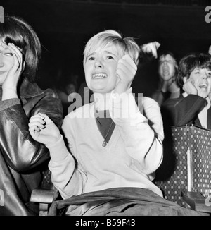 Schreiende Mädchen Fans begrüßen die Beatles auf ihre Erscheinung im Kino ABC in Wigan &#13; &#10; Oktober 1964 &#13; &#10; S09149-002 Stockfoto