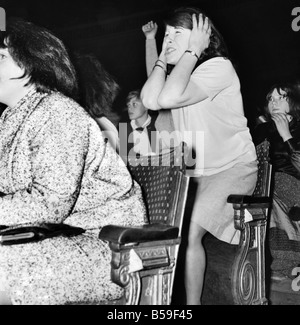 Schreiende Mädchen Fans begrüßen die Beatles auf ihre Erscheinung im Kino ABC in Wigan &#13; &#10; Oktober 1964 &#13; &#10; S09149-003 Stockfoto