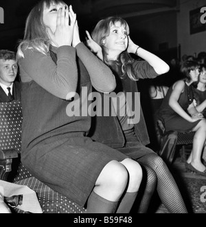 Schreiende Mädchen Fans begrüßen die Beatles auf ihre Erscheinung im Kino ABC in Wigan &#13; &#10; Oktober 1964 &#13; &#10; S09149-004 Stockfoto